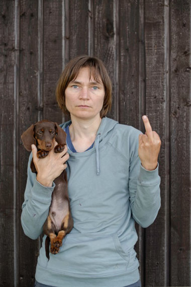Elina Brotherus: My dog is cuter than your ugly baby, aus der Serie Carpe Fucking Diem, 2013 © Elina Brotherus