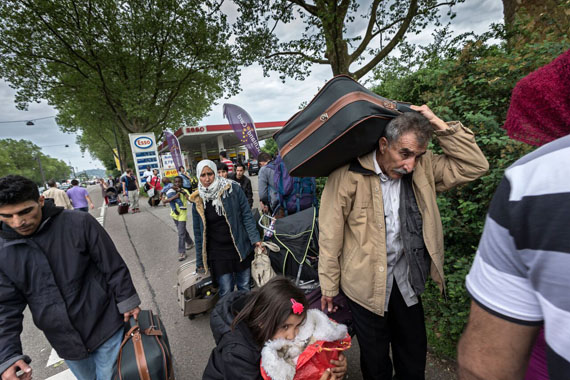 Christoph Püschner: Karlsruhe / Deutschland, 2013Afghanische Flüchtlinge mit ihren Habseligkeiten auf dem Weg in die Landesaufnahmestelle für Flüchtlinge© Christoph Püschner / Zeitenspiegel