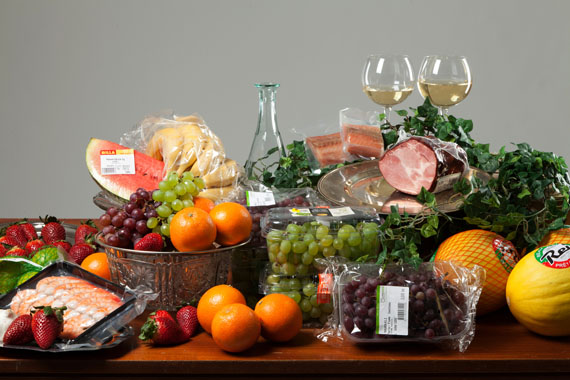 Swaantje Güntzel, Discounter Still Life - based on the painting „still life with ham, lobster and fruits“ by Jan Davidsz. de Heem (1653), 2013, Photography Lumasec, 66 x 100 cm