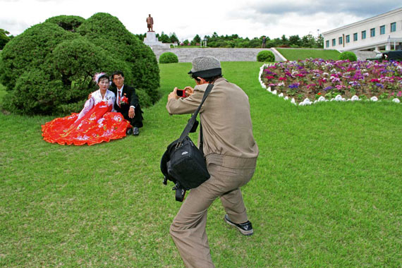 Julia Leeb: Photoshooting with a bridal pair in Kaesŏng © Julia Leeb 