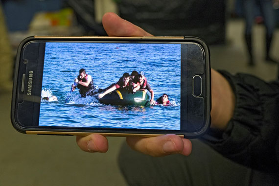 Geflüchtete zeigen Erinnerungen auf ihren Handys, 2016 // Refugees show memories on their phones, 2016© Herlinde Koelbl