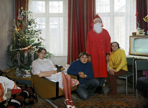 Frau Schulz mit drei ihrer 14 Kinder, Weihnachten 1986 © Harf Zimmermann