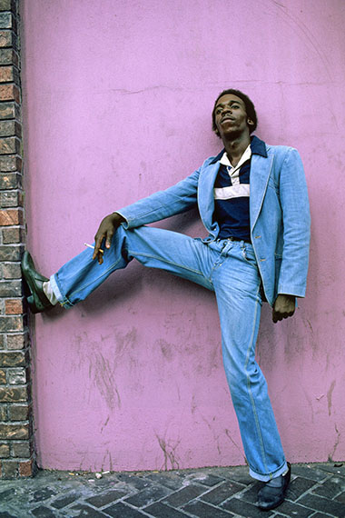 Man in blue suit, Harlem, NY, 1977, 110 x 80 cm, Edition 5 & 2 AP, Archival Pigment Print © Willy Spiller