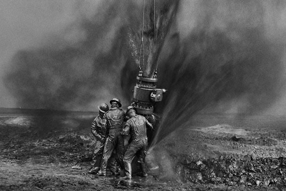 Kuwait, 1991, gelatin silver print, 50.8 x 61 cm © Sebastião Salgado/Amazonas Images