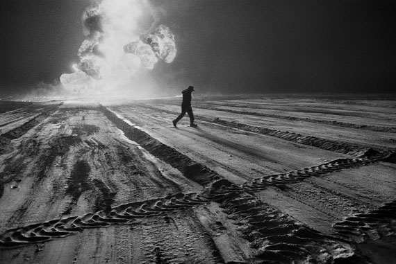 Kuwait, 1991, gelatin silver print, 50.8 x 61 cm © Sebastião Salgado/Amazonas Images