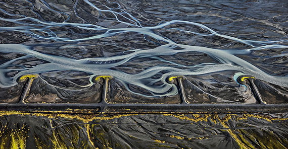 Edward Burtynsky: Markarfljót River #3, Erosion Control, Iceland, From the series Water, 2012© Edward Burtynsky, courtesy Galerie Stefan Röpke, Köln / Galerie Springer Berlin
