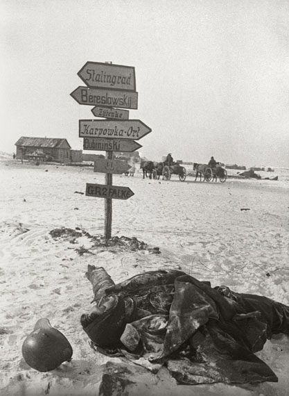 Natalja Bode: Nach der Einnahme einer deutschen Stellung vor Stalingrad, Stalingrader Front, Januar 1943© FotoSojus, Moskau