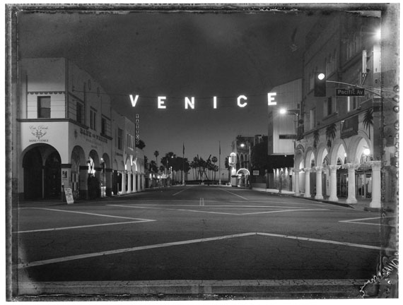 Christopher Thomas: Los Angeles, Venice Sign, Venice, 2017© Christopher Thomas