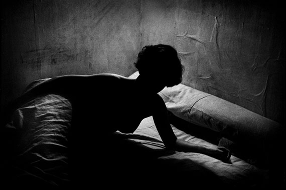 © René Groebli: The Eye of Love, Night bed (No. 502), Paris, 1952