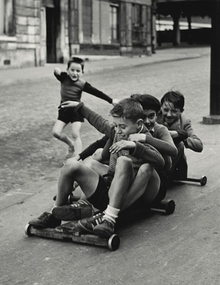 Sabine Weiss: Enfants jouant, rue Edmond-Flamand, Paris, 1952