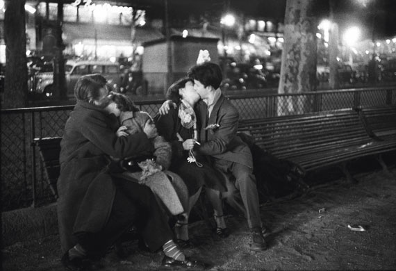 Sabine Weiss: Amoureux, place de la République, Paris, 1954