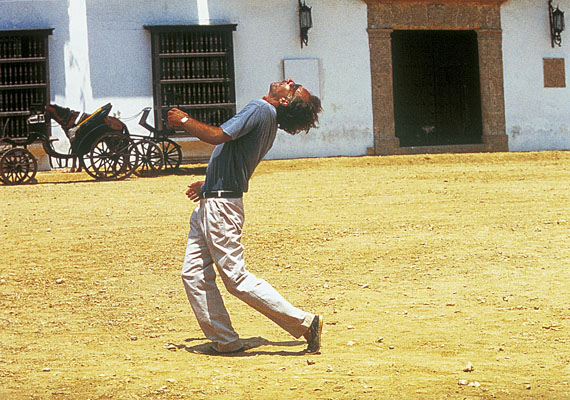 Dreharbeiten zu Cobra Verde: Werner Herzog demonstriert, wie sich Sklaven bei einer Auspeitschung krümmen. Cartagena, Kolumbien 1987 © Beat Presser, Courtesy Egbert Baqué Contemporary