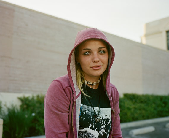 Paul Kranzler, Girl with American Head Charge T-Shirt, Hollywood, Los Angeles 2009, from the series “Syndicate18”, 1990–2013 © Paul Kranzler