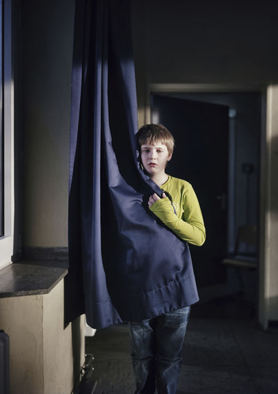 Heiko Tiemann: "Junge mit Vorhang" aus der Serie "Zufügung", 2014
