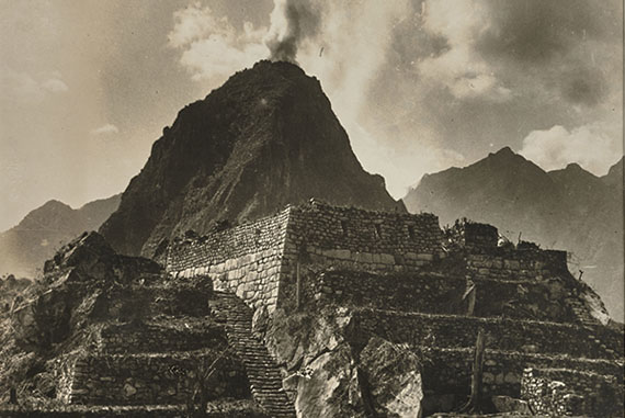Martin Chambi: Incendio en la cumbre del Huayna Picchu, Machu Picchu, 1928Colección Jan Mulder© Martin Chambi