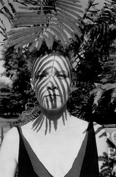 Arlene GottfriedWoman under a Leaf, Tompkins Square Park, New York, 1983Tirage gélatino-argentique vintage sur papier Agfa Brovira, réalisé par l'artisteDimensions du tirage : 27,7 x 35 cmSigné au dos