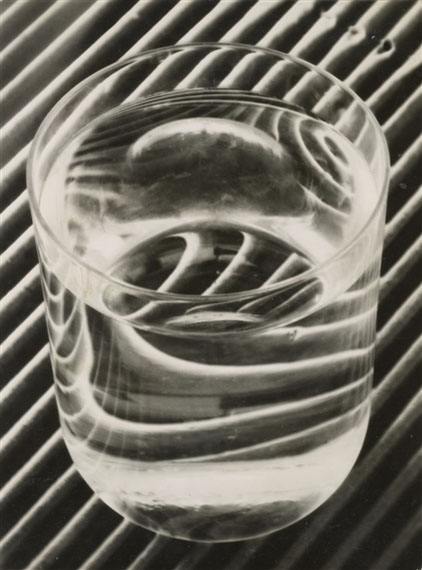 Untitled (Wasserglas) 1934Gelatin silver print8.9 x 7.7 cm© Elfriede Stegemeyer