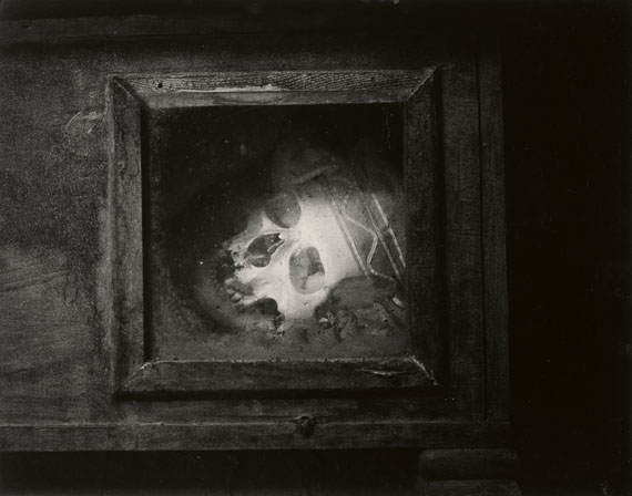 Peter HujarPalermo Catacombs #8, skull in window, 1963Vintage gelatin silver print 35.5 x 28 cmEstimate € 10.000 - 12.000Lot 113 / Auction 1098 Photography