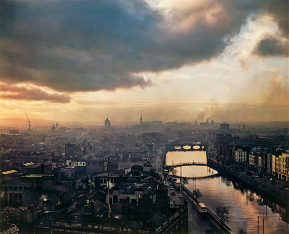Dublin Sky, 1966, Dye Transfer, 26,5 x 34 cm© Evelyn Hofer, Estate Evelyn Hofer