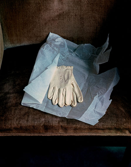Marianne Moore’s Gloves, 1983, Dye Transfer, 42,3 x 33,3 cm © Evelyn Hofer, Estate Evelyn Hofer