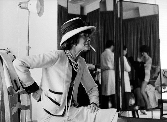 Coco Chanel in her atelier31 Rue Cambon, Paris, 1962 ©Douglas Kirkland/Photo Op