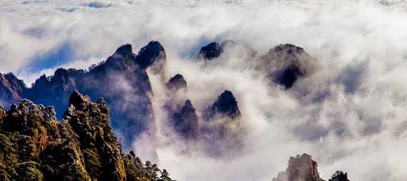 Soaring Peaks with Clouds (2015) © Zhang Jiaxuan
