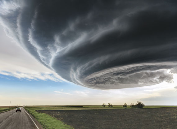 Marko Korosec, Slowenien
SUPERZELLENGEWITTER Marko Korosec, nahe Julesburg, Colorado. Bedrohlich hängt die Gewitterwolke über einem Feld im Osten Colorados. Nicht selten gehen aus solchen beeindruckenden Formationen Tornados hervor, aus diesem allerdings nicht.