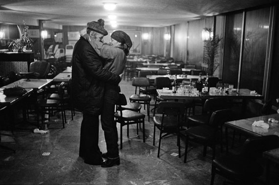 © Robert Lebeck: 'Romy tanzend mit Barde Glenmor', Quiberon 1981
Courtesy Johanna Breede PHOTOKUNST