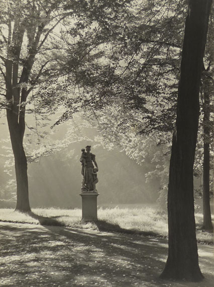 Max Baur: Morgen in Sanssouci, nach 1934Vintage, Silbergelatineabzug auf Seidenmattpapier, 38,5 x 28,5 cm© Lichtbild-Archiv Max Baur / Sammlung M.-L. Surek-Becker