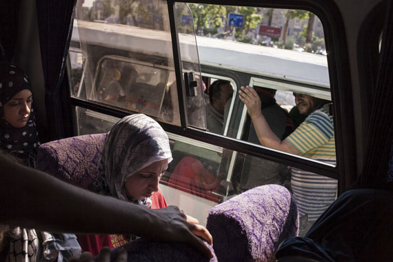 Amélie Losier: Alleinreisende Frau in einem öffentlichen Bus, Kairo, 2014