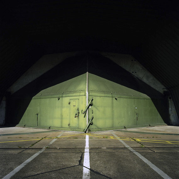 Deutschland, Laarbruch. Hangar für Jagdflugzeuge auf einem Stützpunkt der britischen Royal Air Force; 2002 © Martin Roemers