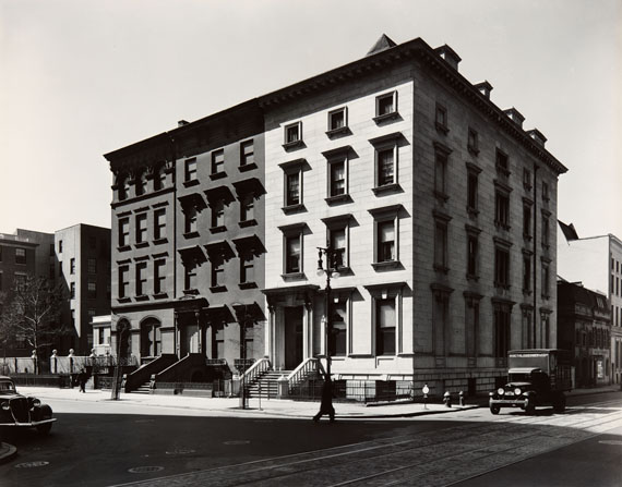 Berenice Abbott Fifth Avenue Houses #4, 6, 8, 1936Vintage or early gelatin silver print. 19,1 x 24,3 cm€ 10.000 - 15.000Lot 84 / Auction 1109 Photography