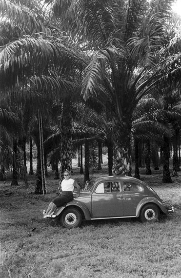 Enrique Muñoz García: Women with Beetles/Auf dem Auto sitzend