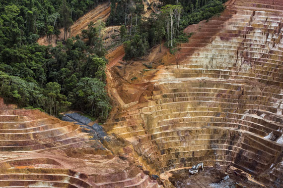 Die Entwaldung im brasilianischen Amazonas schreitet weiter voran.Diese Eisenerzgrube liegt nur 30 Kilometer entfernt von dem Tumucumaque Nationalpark in Amapá, Brasilien.© World Press Photo 2018 / Daniel Beltrá