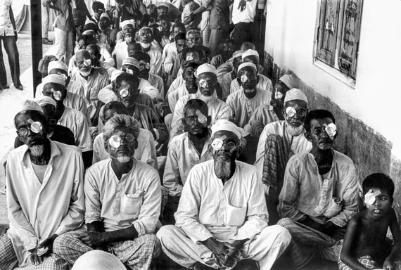 Patienten nach der Augenoperation, Bangladesh 1976 © Archiv Robert Lebeck