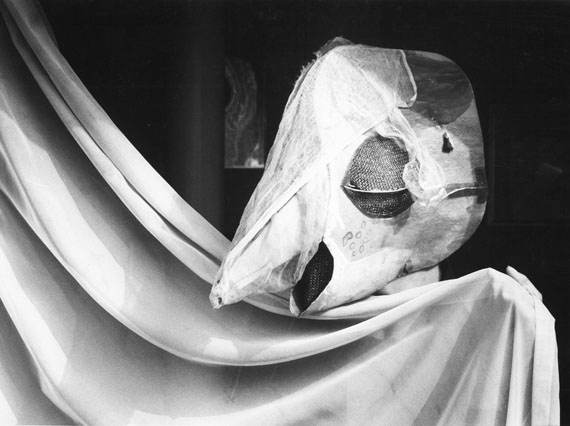 © stefan moses 'Meret Oppenheim mit Kormoranmaske', aus der Serie KÜNSTLER MACHEN MASKEN, Studio Bern 1982,  Courtesy Johanna Breede PHOTOKUNST