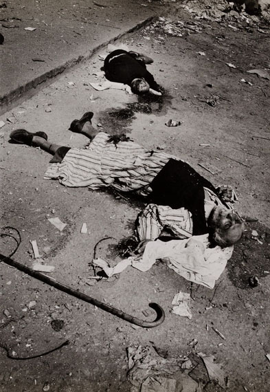 Ryūichi Hirokawa (*1943), Nach dem Massaker von Schatila, Leiche eines alten Mannes mit Gehstock, 1982, Silbergelatineabzug, 29,5 x 20,4 cm, © Ryūichi Hirokawa
