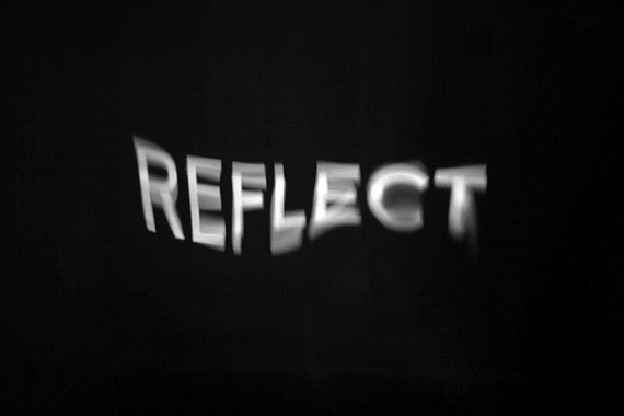 Kurt Laurenz Theinert "reflect", Textprojektion auf Wasser