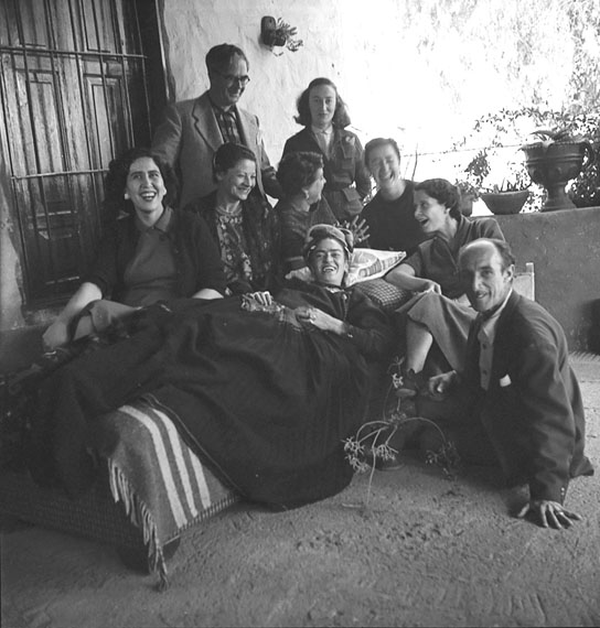Frida Kahlo mit Freunden, Coyoacán, Mexiko, 1954 © Bernice Kolko/Sammlung Ariel Zuñiga