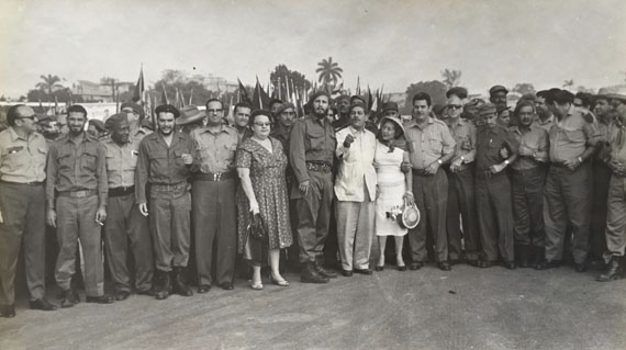 Alberto Diaz Korda: Che, Fidel Castro Osvaldo Dorticos, junto a un grupo de revolucionarios, 1959