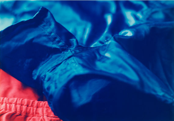 Wolfgang TillmansFaltenwurf (blue shorts) I, 1996C-Print auf Fujicolor-Professional-Papier28,2 x 40,6 cm (30,5 x 40,6 cm)Schätzpreis 8000-12000 EUR