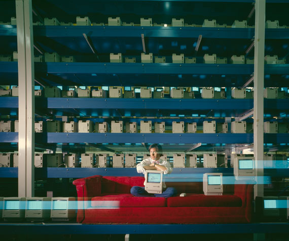 Horst Wackerbarth: Steve Jobs, Apple Computers, Cupertino, Fremont, California, USA, aus der Serie „The Red Couch“, 1984, ©Horst Wackerbarth