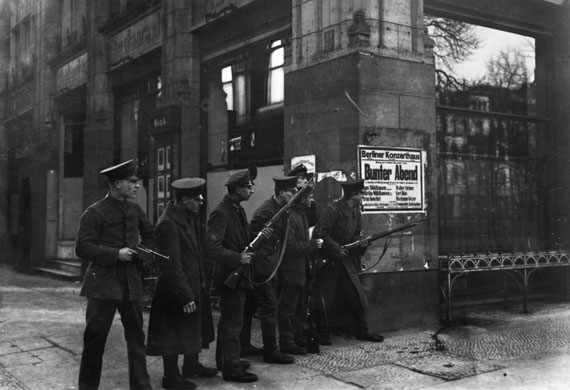 Armed soldiers, Unter den Linden at the corner of Charlottenstrasse, 11/10/1918
© Staatliche Museen zu Berlin, Kunstbibliothek – Photothek Willy Römer / Gebrüder Haeckel