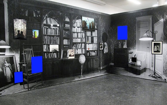  Exhibition view + blue monochrome, Véronique Bourgoin "Labyrinthe du temps", Fotohof, Salzbourg 2015 / 500x380x320cm 