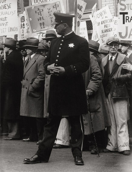 Lot 4227 Dorothea Lange. "General Strike, San Francisco". 1934.