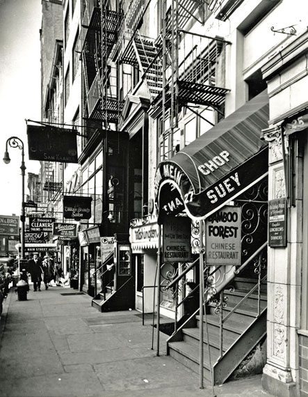 Berenice Abbott, Chop Suey, West 8th Street aus der Serie Changing New York, 1935–38.