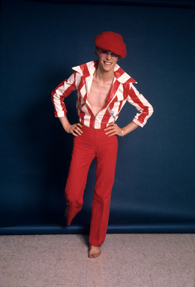 Steve SchapiroDavid Bowie. Red Stripes. Los Angeles, 1974© Steve Schapiro, courtesy of Fahey/Klein Gallery, Los Angeles