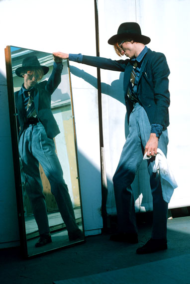 Steve SchapiroDavid Bowie and Mirror. 1.Los Angeles, 1974© Steve Schapiro, courtesy of Fahey/Klein Gallery, Los Angeles
