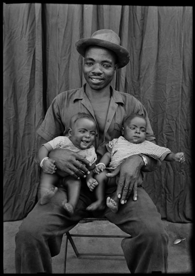 Seydou KeïtaSans titre 1952-1955Tirage gélatino-argentique Courtesy Centre de la Photographie Genève