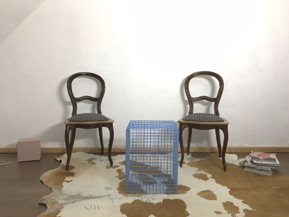 Simon Tretter: "chairs and", 2018, 250 x 300 cm, div. Materialien
variabel, einzeln 50 x 50 cm